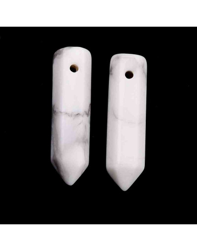 Howlite. Hexágono una punta. Faceteado. 30~33x8~9 milímetros. 1,5 mm perforación. 1 unidad.