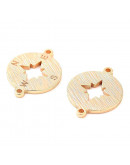 Rosa de los Vientos. Aleación de cobre. Baño 18K Gold. 11x14,5x1 mm. 0,8 mm perforación. 1 ud. Rosa de los Vientos. Aleación de cobre. Baño 18K Gold. 11x14,5x1 mm. 0,8 mm perforación. 1 ud.