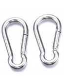 Mosquetón. Acero inoxidable. Color plateado. 50x25x5 milímetros. 1 unidad. Mosquetón. Acero inoxidable. Color plateado. 50x25x5 milímetros. 1 unidad.