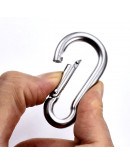 Mosquetón. Acero inoxidable. Color plateado. 50x25x5 milímetros. 1 unidad. Mosquetón. Acero inoxidable. Color plateado. 50x25x5 milímetros. 1 unidad.