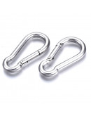 Mosquetón. Acero inoxidable. Color plateado. 50x25x5 milímetros. 1 unidad. Mosquetón. Acero inoxidable. Color plateado. 50x25x5 milímetros. 1 unidad.