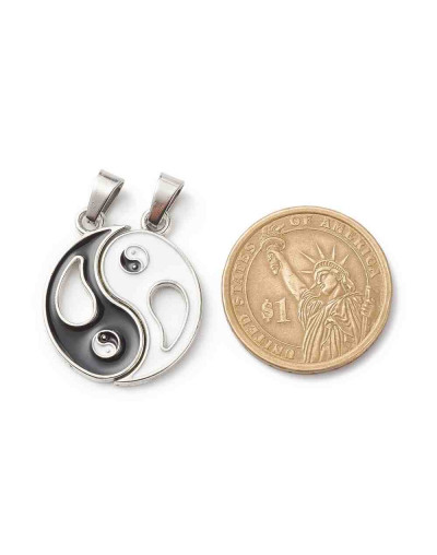 Yin-Yang. Aleación y esmalte. Color plateado. 29x25x2 mm. 4x7 mm cierre. 1 set - 2 unidades. Yin-Yang. Aleación y esmalte. Color plateado. 29x25x2 mm. 4x7 mm cierre. 1 set - 2 unidades.
