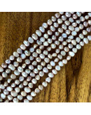 Perla natural de río. Forma irregular. Floral Tornasol. 4~6x4~6 mm. 0,5 mm perforación. 60 uds hilo.