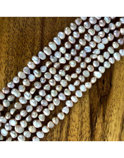 Perla natural de río. Forma irregular. Floral Tornasol. 4~6x4~6 mm. 0,5 mm perforación. 60 uds hilo.