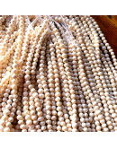 Concha de mar. Esfera color perla. Forma irregular. 3~4x3~5 mm. 0,5 mm perforación. 45 uds hilo apro