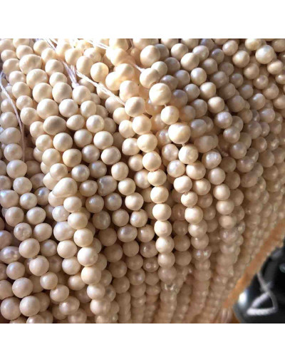 Concha de mar. Esfera color perla. Forma irregular. 3~4x3~5 mm. 0,5 mm perforación. 45 uds hilo apro