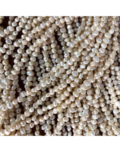 Perla natural de río. Forma irregular. Floral White. 4~6x4~6 mm. 0,5 mm perforación. 60 uds hilo