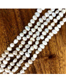 Perla natural de río. Forma irregular. Floral White. 4~6x4~6 mm. 0,5 mm perforación. 60 uds hilo