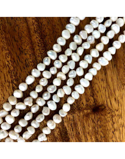 Perla natural de río. Forma irregular. Floral White. 4~6x4~6 mm. 0,5 mm perforación. 60 uds hilo