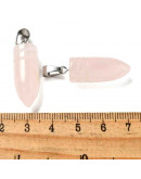 Cuarzo Rosa. Forma bala. Engarce de aleación. Color plateado. 29,5x10 mm. 4x7 mm cierre. 1 ud. Cuarzo Rosa. Forma bala. Engarce de aleación. Color plateado. 29,5x10 mm. 4x7 mm cierre. 1 ud.