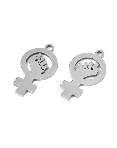 Feminismo. Acero inoxidable. Color plateado. 18x10x1 mm. 1,4 mm perforación. 1 unidad.
