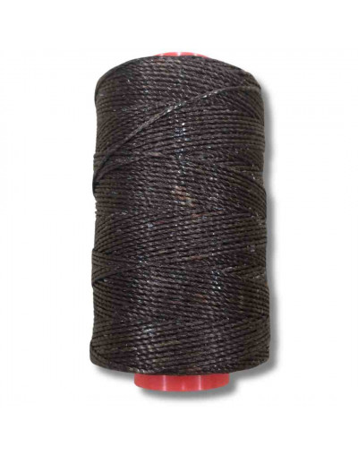 Hilo encerado poliéster. Color Café M1051. Artist Twine. 1 milímetro grosor. 180 metros. 1 cono.