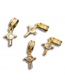 Cruz (2). Aleación+Zirconia. Baño 18k gold. 22 milímetros. 2,5 mm perforación. 1 unidad. Cruz (2). Aleación+Zirconia. Baño 18k gold. 22 milímetros. 2,5 mm perforación. 1 unidad.