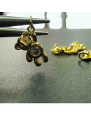 Oso. Aleación+Zirconia. Baño 18kGold. 15x10x4 milímetros. 5 mm arandela. 1 unidad. Oso. Aleación+Zirconia. Baño 18kGold. 15x10x4 milímetros. 5 mm arandela. 1 unidad.