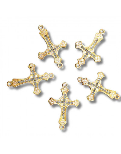 Religión: Cruz. Aleación+Zirconia. Baño 18KGold. 27x18x4 mm. 1,2 mm perforación. 1 unidad.