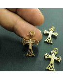 Religión: Cruz. Aleación+Zirconia. Baño 18kGold. 25x18x4 milímetros. 5 mm arandela. 1 unidad. Religión: Cruz. Aleación+Zirconia. Baño 18kGold. 25x18x4 milímetros. 5 mm arandela. 1 unidad.