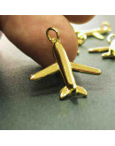 Avión. Aleación de cobre. Baño 18kGold. 25x20x4 milímetros. 5 mm arandela. 1 unidad. Avión. Aleación de cobre. Baño 18kGold. 25x20x4 milímetros. 5 mm arandela. 1 unidad.