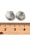 Concha de Mar. Acero inoxidable. Color Plateado. 9x9.5x4 milímetros. 1,5 mm perforación. 1 unidad.