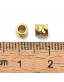 Columna. Acero inoxidable. Baño 18k Gold. 4x4 milímetros. 1,6 mm perforación. 4 unidades.