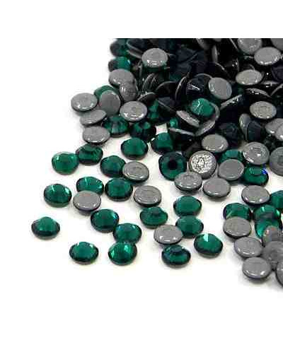 Rhinestone termo adhesivo. Faceteado. Color: Emerald. 2.7~2.8 mm (SS10). 1440 uds aprox. Rhinestone termo adhesivo. Faceteado. Color: Emerald. 2.7~2.8 mm (SS10). 1440 uds aprox.