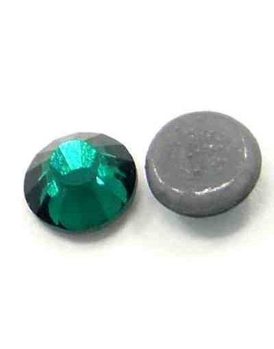 Rhinestone termo adhesivo. Faceteado. Color: Emerald. 2.7~2.8 mm (SS10). 1440 uds aprox. Rhinestone termo adhesivo. Faceteado. Color: Emerald. 2.7~2.8 mm (SS10). 1440 uds aprox.
