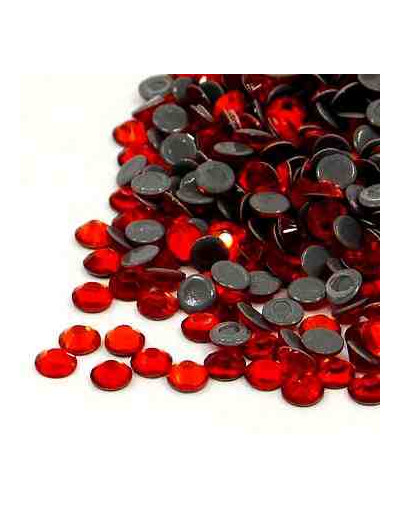 Rhinestone termo adhesivo. Faceteado. Color: Light Siam. 2.7~2.8 mm (SS10). 1440 uds aprox.