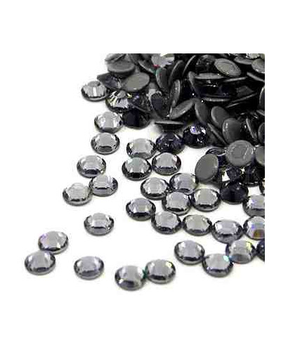 Rhinestone termo adhesivo. Faceteado. Color: Black. 3.0~3.2 mm (SS12). 720 uds aprox.