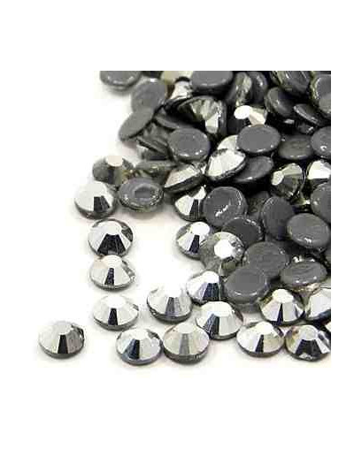 Rhinestone termo adhesivo. Faceteado. Color: Hematite. 3.8~4.0 mm (SS16). 480 uds aprox.