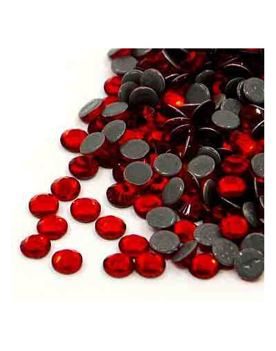Rhinestone termo adhesivo. Faceteado. Color: Siam. 4.6~4.8 mm (SS20). 360 uds aprox.