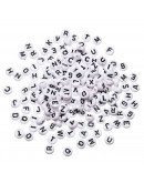 Letra negra. Moneda blanca. 7 milímetros diámetro. 1,5 mm perforación. 100 unidades aproximado.