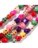 Turquesa sintética. Calavera. Color mixto. 8x6x7 mm. 1.4 mm perforación. 45 uds hilo aprox. 1 hilo.