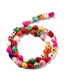 Turquesa sintética. Calavera. Color mixto. 8x6x7 mm. 1.4 mm perforación. 45 uds hilo aprox. 1 hilo.