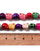 Turquesa sintética. Calavera. Color mixto. 8x6x7 mm. 1.4 mm perforación. 45 uds hilo aprox. 1 hilo.