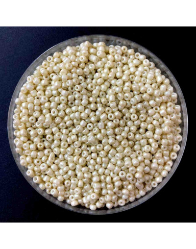 Chaquira. Color sólido. CREAM. 3 milímetros. 1 mm perforación. 40 gramos. 900 uds aprox.