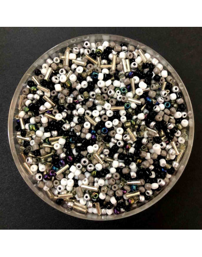 Chaquira. Color sólido. BLACK SERIES. 4 milímetros. 1 mm perforación. 40 gramos. 390 uds aprox.