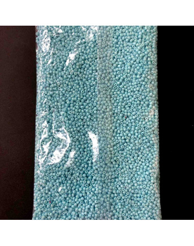 Chaquira. Color sólido. MOONSTONE BLUE. 2 milímetros. 1 mm perforación. 40 gramos. 2600 uds aprox.