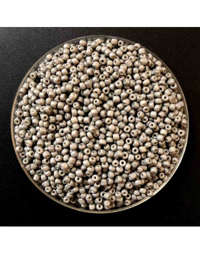 Chaquira. Color sólido. GREY. 2 milímetros. 1 mm perforación. 40 gramos. 2600 uds aprox.