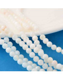 Concha de mar. Esfera color blanco. 5,5 milímetros. 1 mm perforación. 70 uds hilo aprox.