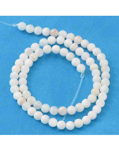 Concha de mar. Esfera color blanco. 5,5 milímetros. 1 mm perforación. 70 uds hilo aprox.