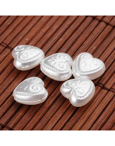Corazón. Imitación perla. Color White. 11.5x12x6.5 mm. 1.5 mm perforación. 20 uds aprox.