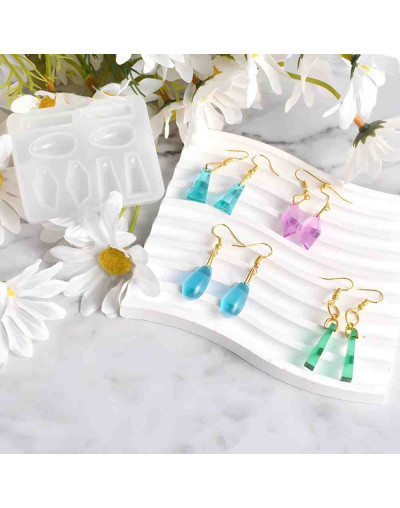 Molde para resina. Aretes. 4 formas diferentes. 53x68x7 mm. 2 mm perforación. 1 UD.