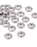 Acero inoxidable. Color plateado. Flor 8 pétalos. 7 mm diámetro. 1 mm perforación. 20 uds aprox.