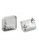 Pin aretes con cierre. Acero inoxidable. Color plateado. Rombo 25x22 mm. Pin 10.5x0.5 mm. 2 uds.