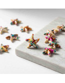 Turquesa sintética. Estrellas de mar. Color Mix (2). 15.5x14.5x5 mm. 1,2 mm perforación. 35 uds hilo
