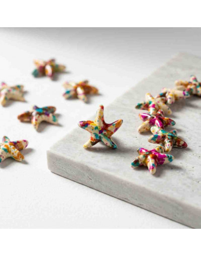 Turquesa sintética. Estrellas de mar. Color Mix (2). 15.5x14.5x5 mm. 1,2 mm perforación. 35 uds hilo