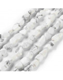 Howlite. Nuggets Tumbled. 4~11x3~7x3.5~6 mm. 1.2 mm perforación. 45 uds aprox. 1 hilo.