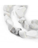 Howlite. Nuggets Tumbled. 4~11x3~7x3.5~6 mm. 1.2 mm perforación. 45 uds aprox. 1 hilo.